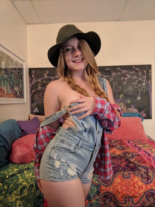 Braless Girls (36 pics)