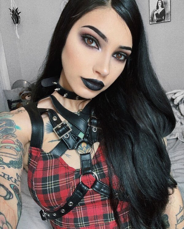 Girls With Beautiful Lips (34 pics)