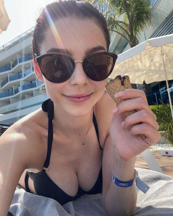 Bikini Girls (53 pics)
