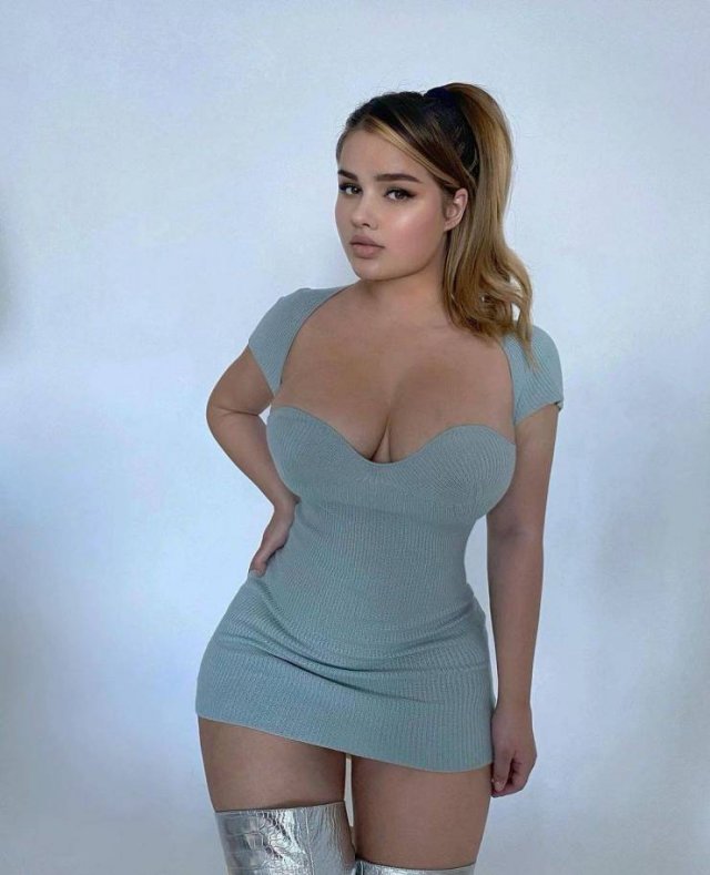 Girls In Tight Dresses (46 pics)