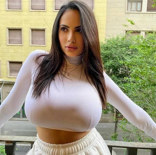 Busty Girls (44 pics)
