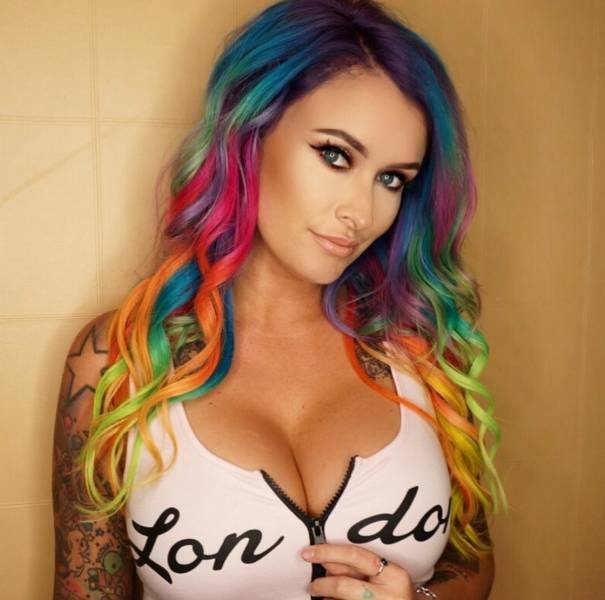 Busty Girls (44 pics)