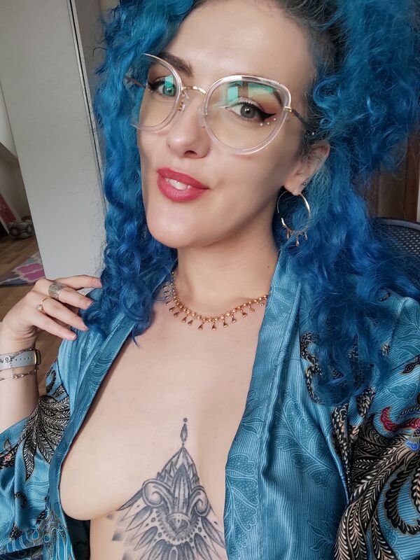 Busty Girls (33 pics)