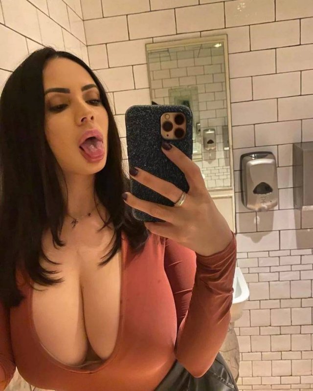 Busty Girls (69 pics)