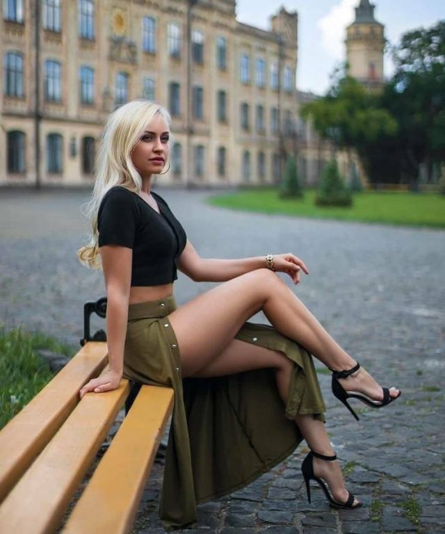 Girls With Long Legs (49 pics)