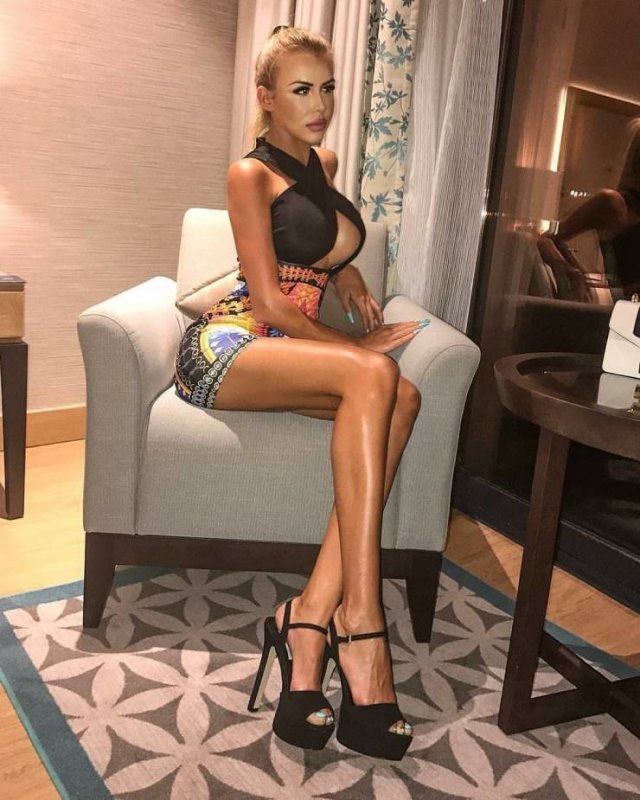 Girls With Long Legs (49 pics)