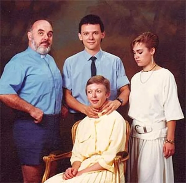 Funny And Awkward Family Photos (40 pics)