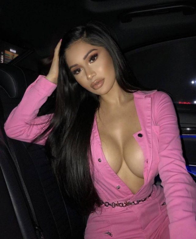 Braless Girls (53 pics)