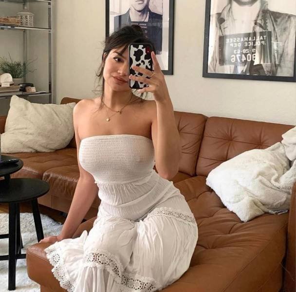 Braless Girls (53 pics)