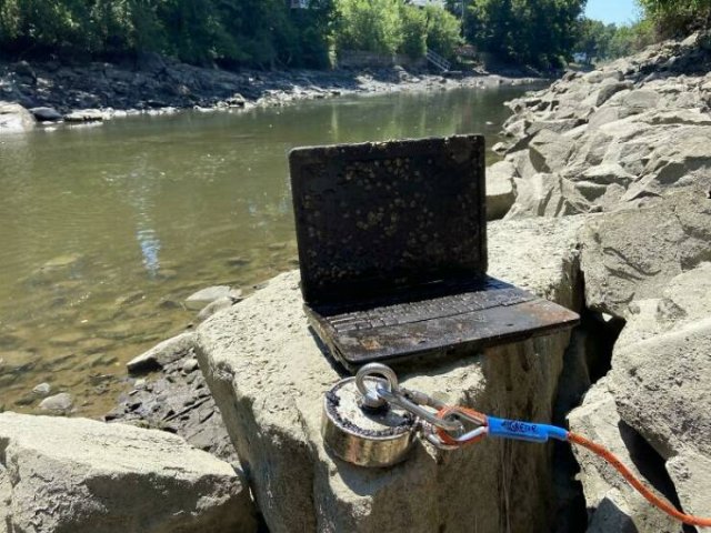 Weird Things Found While Magnet Fishing (32 pics) Weird Things Found While Magnet Fishing (32 pics)