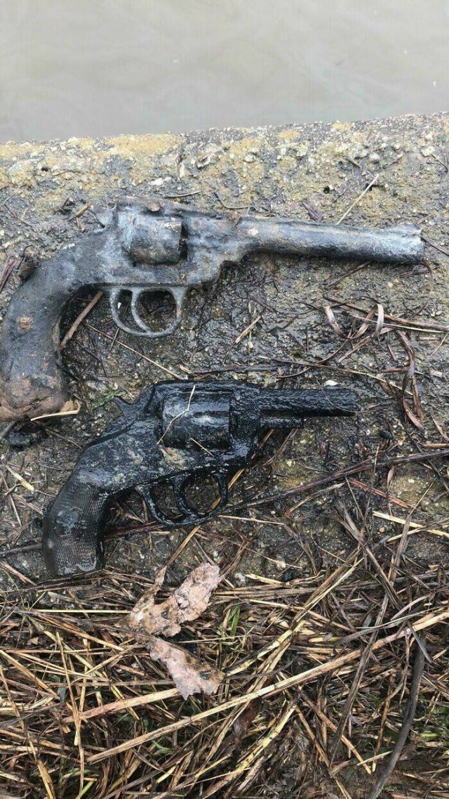 Weird Things Found While Magnet Fishing (32 pics) Weird Things Found While Magnet Fishing (32 pics)