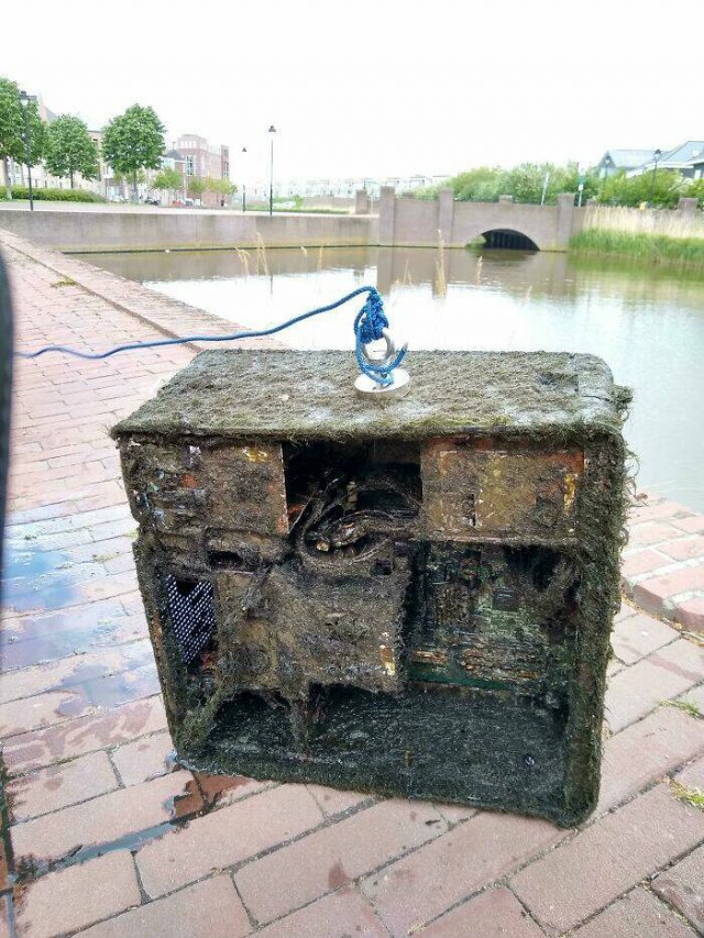 Weird Things Found While Magnet Fishing (32 pics) Weird Things Found While Magnet Fishing (32 pics)