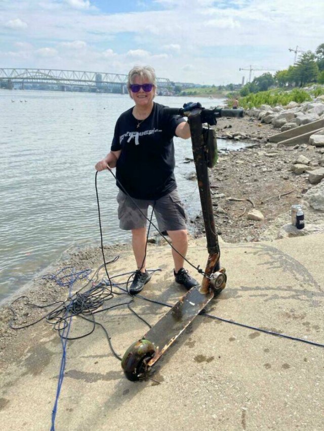 Weird Things Found While Magnet Fishing (32 pics) Weird Things Found While Magnet Fishing (32 pics)