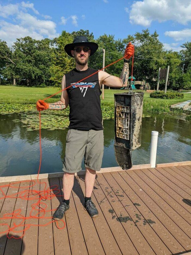 Weird Things Found While Magnet Fishing (32 pics) Weird Things Found While Magnet Fishing (32 pics)