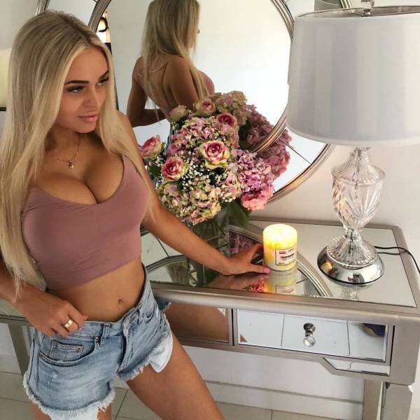 Busty Girls (52 pics)