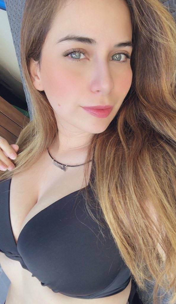 Busty Girls (44 pics)