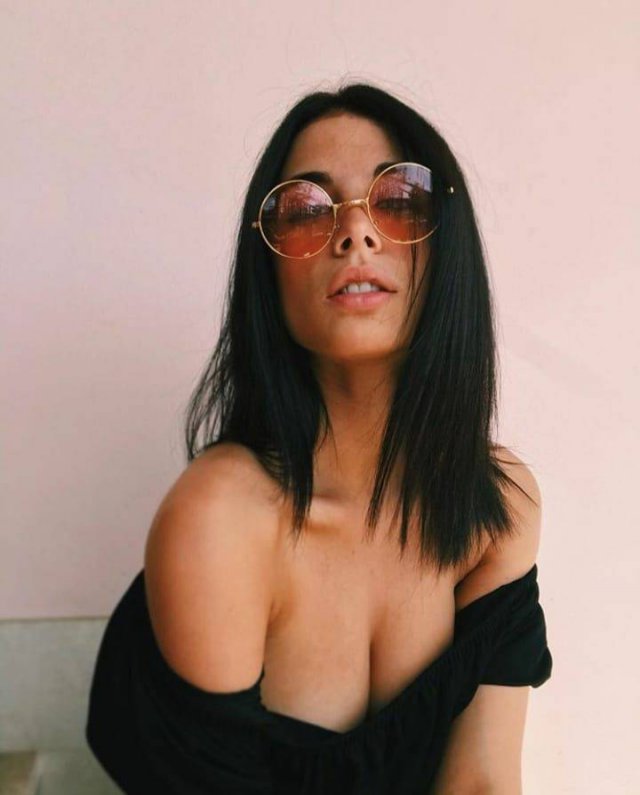 Braless Girls (41 pics)