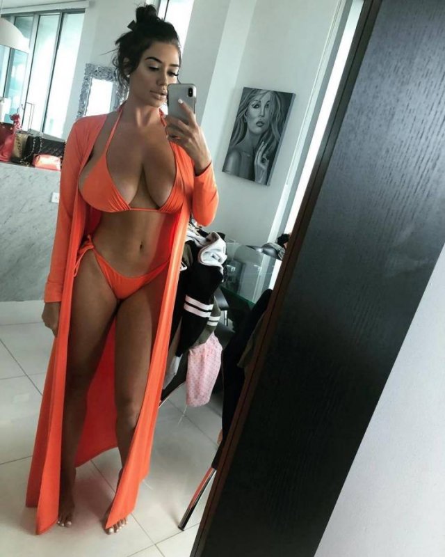 Busty Girls (45 pics)