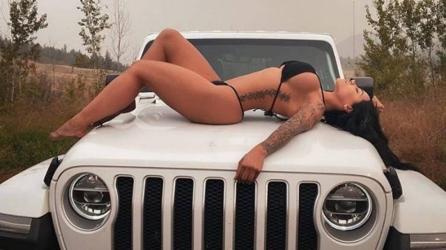 Girls And Big Cars (32 pics)