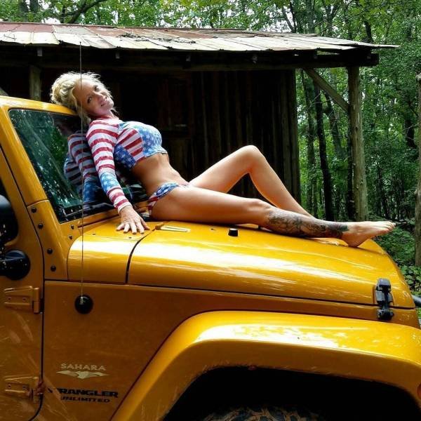 Girls And Big Cars (32 pics)