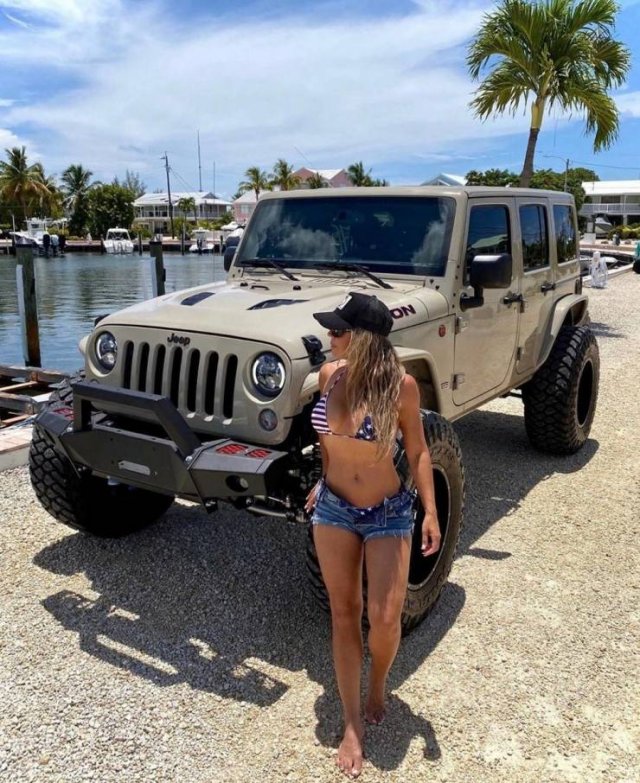 Girls And Big Cars (32 pics)