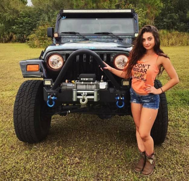 Girls And Big Cars (32 pics)