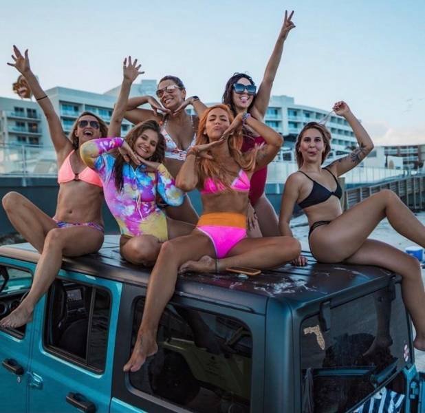 Girls And Big Cars (32 pics)