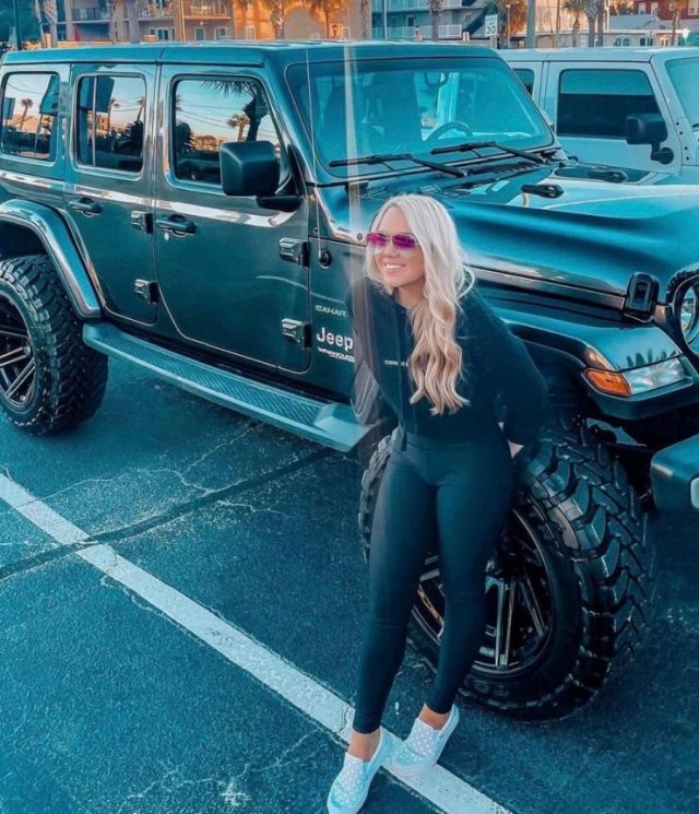Girls And Big Cars (32 pics)