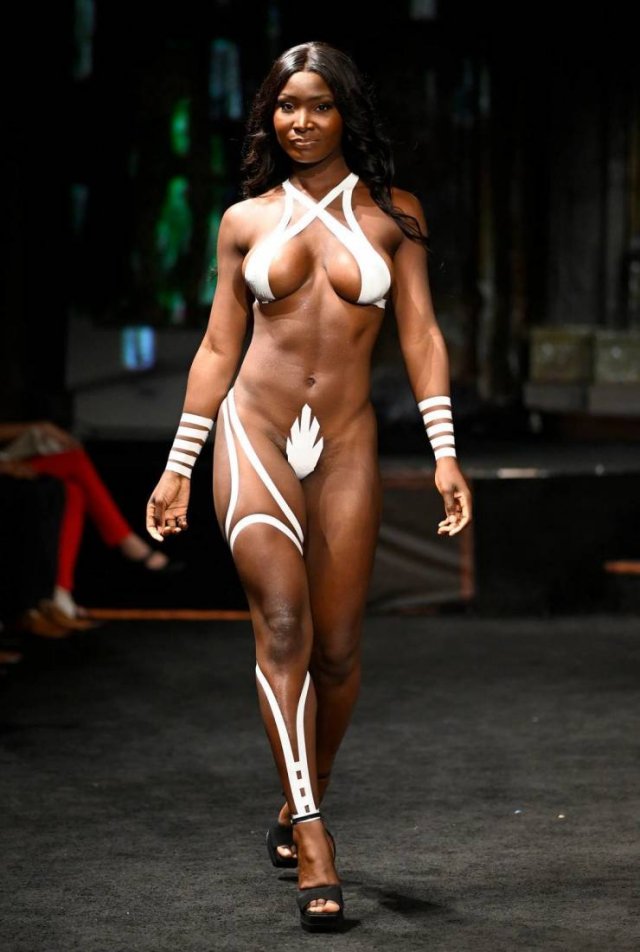 Girls In Tape Bikinis (14 pics)