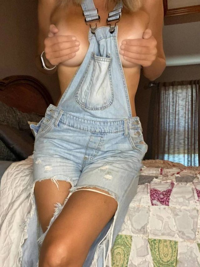 Girls With Handbras (44 pics)