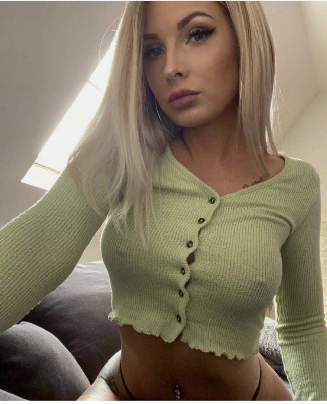 Braless Girls (48 pics)