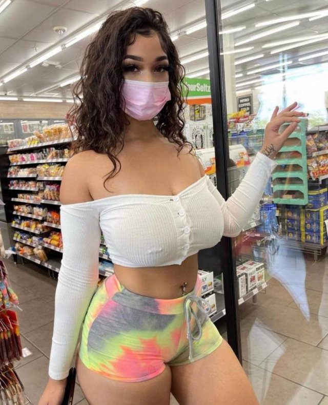 Braless Girls (48 pics)