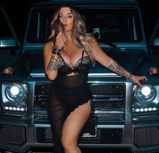 Girls And Cars (41 pics)