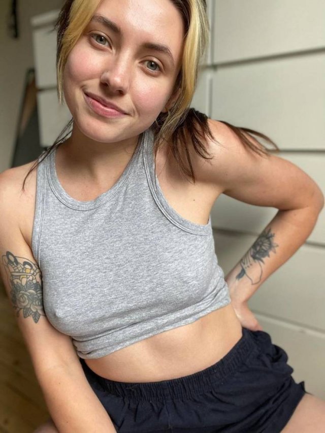 Braless Girls (44 pics)
