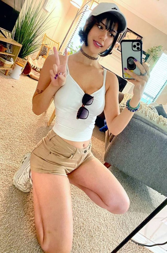 Girls In Shorts (48 pics)