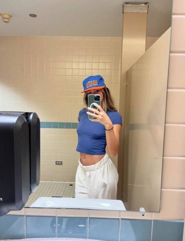 Braless Girls (50 pics)