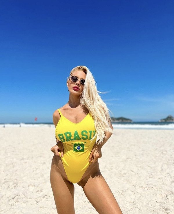 Blondes Against Brunettes (36 pics)