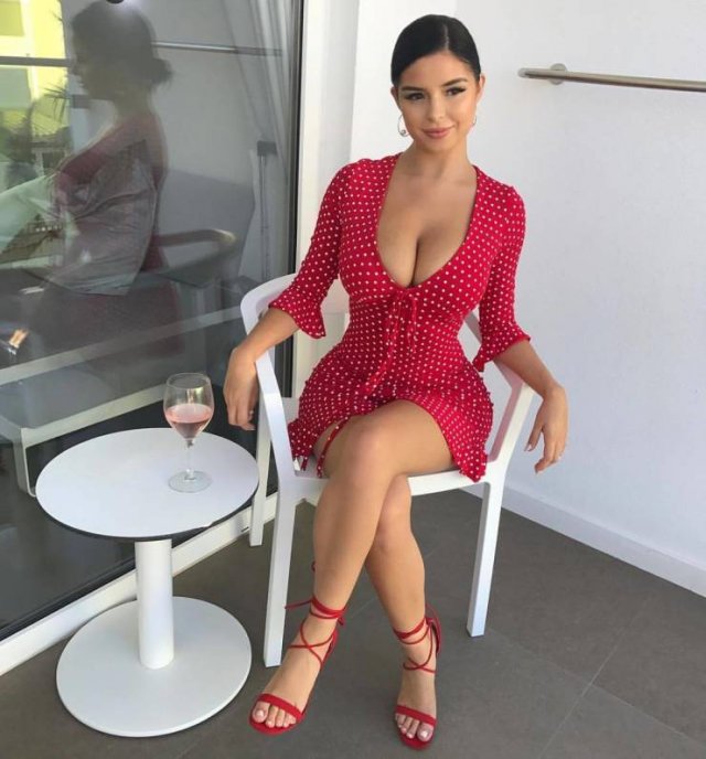 Busty Girls (47 pics)