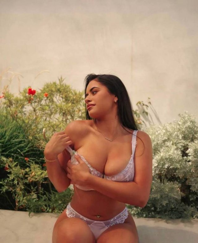 Busty Girls (47 pics)