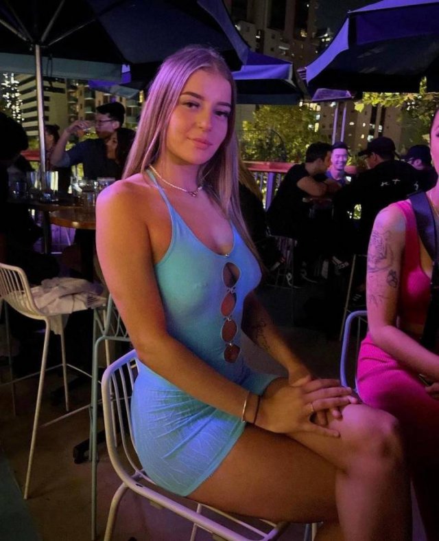 Braless Girls (49 pics)