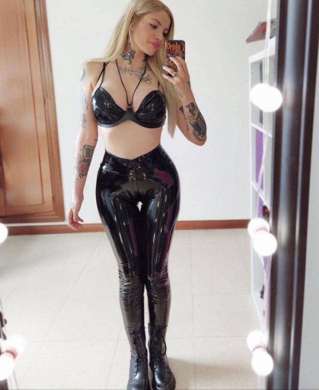 Girls In Latex And Leather (47 pics)
