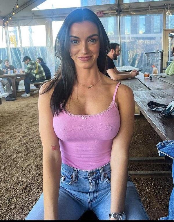 Braless Girls (33 pics)