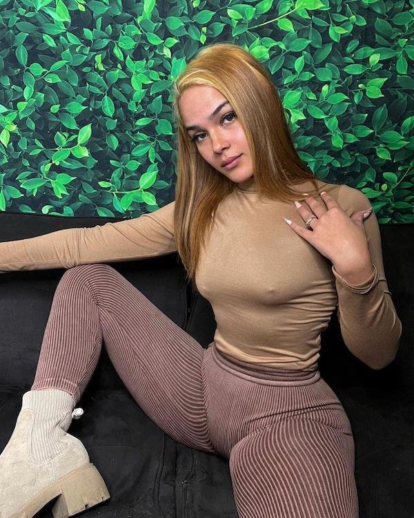 Braless Girls (33 pics)