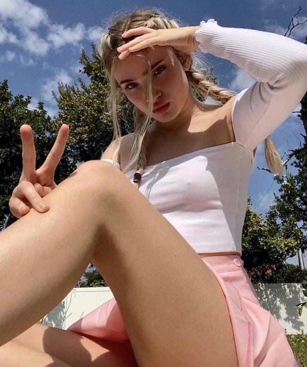 Braless Girls (33 pics)