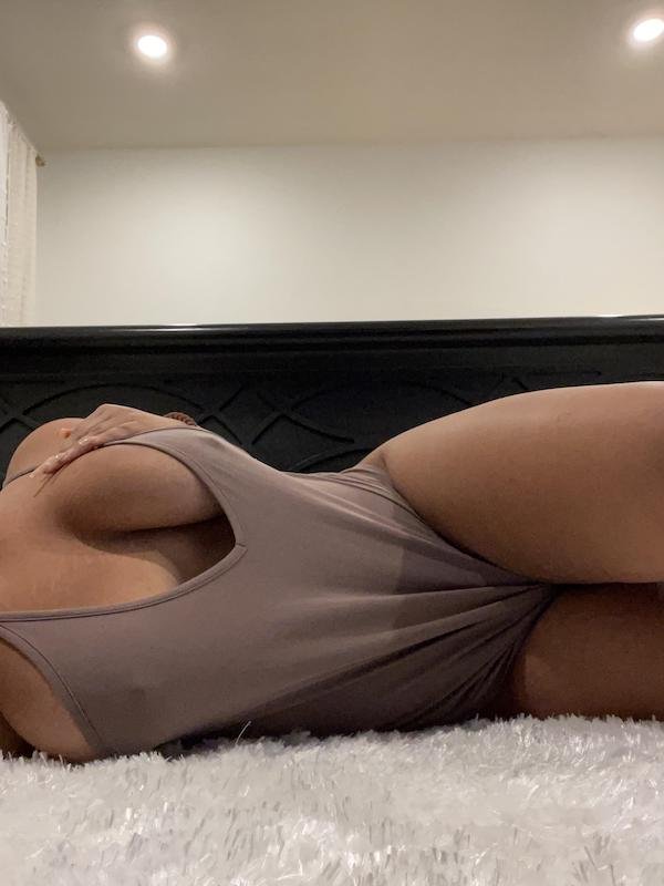 Braless Girls (33 pics)