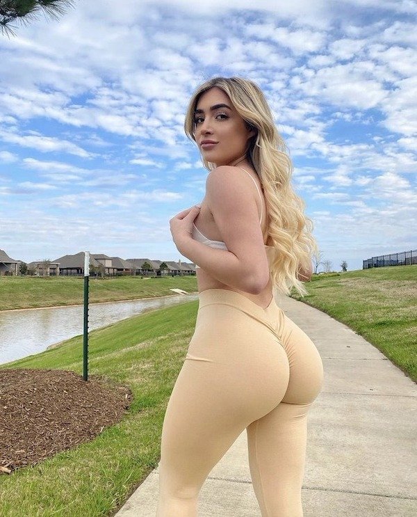 Girls In Yoga Pants (44 pics)