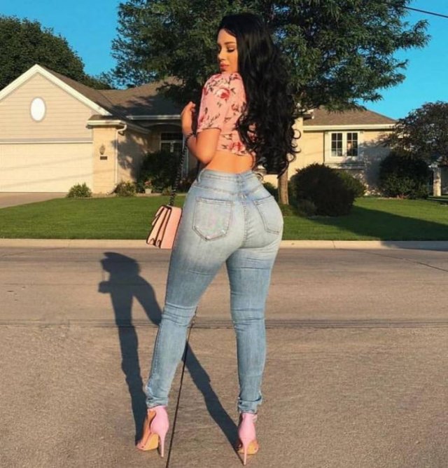 Girls In Tight Jeans (44 pics)