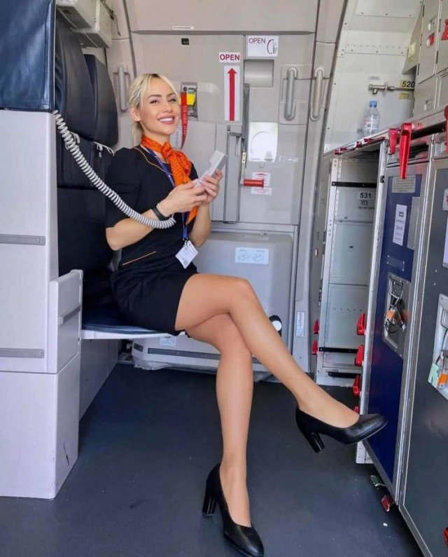 Hot Flight Attendants (34 pics)