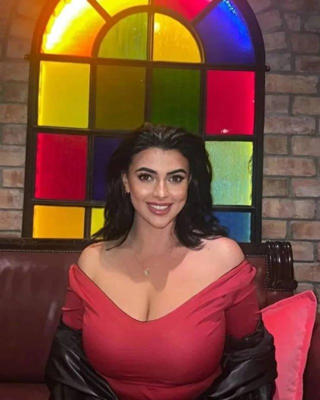 Busty Girls (46 pics)