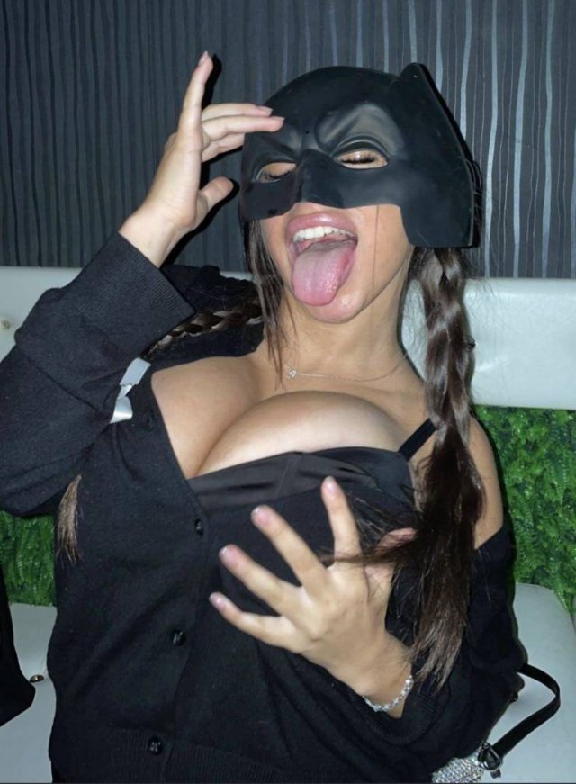 Busty Girls (46 pics)